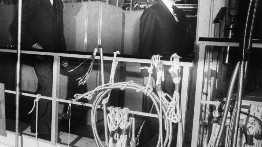 Xá iraniano Mohammed Reza Pahlavi visitando as instalações nucleares de Saclay, a oeste de Paris, em 1974 (Foto: AFP)