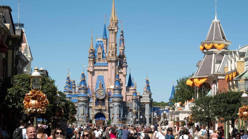 Visitantes caminham pelo Magic Kingdom no Walt Disney World em Orlando, Flórida (Foto: Bryan R. Smith/AFP)