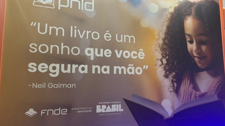 Imagem é destaque em um corredor da Bienal (Foto: Foto do Leitor)
