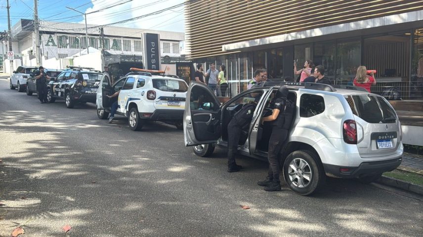 Policiais cumprem mandado de busca em loja localizada dentro de academia na Zona Sul de Natal (Foto: Vinícius Marinho/Inter TV Cabugi)
