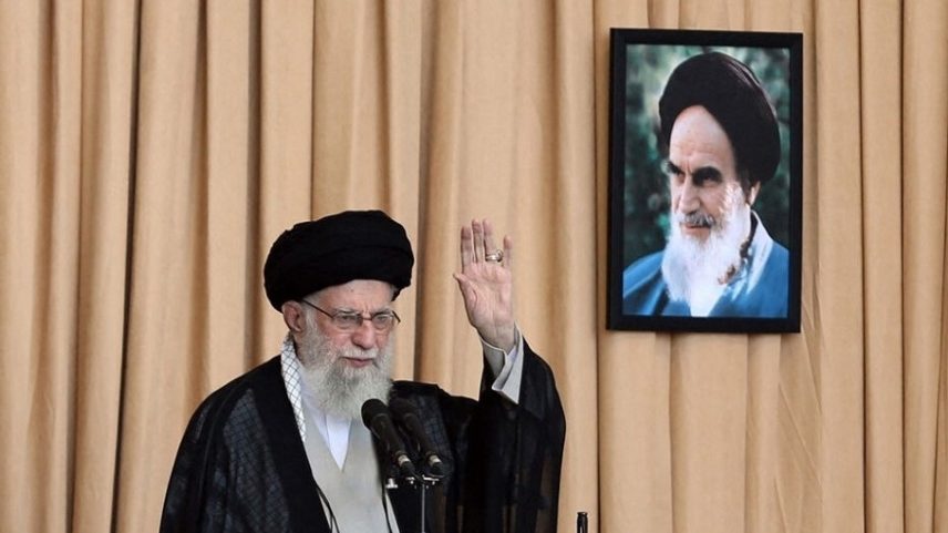Líder supremo iraniano Ali Khamenei faz sermão durante a cerimônia de oração de sexta-feira em Teerã em 4 de outubro de 2024 (Foto: Khamenei.IR / AFP)