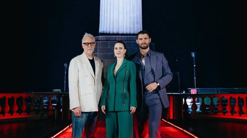 James Gunn, Rachel Brosnahan e David Corenswet durante visita ao Cristo Redentor (Foto: @wbpictures_br no Instagram)