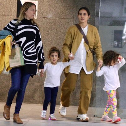 Nanda Costa passeia com as gêmeas em shopping ao lado de Lan Lanh
