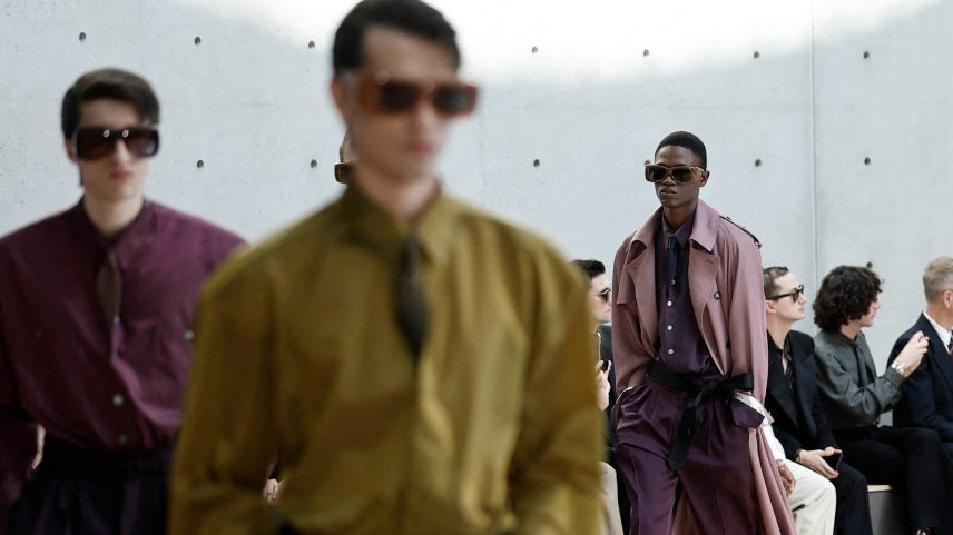 Modelo desfila nova coleção masculina da Prada, na Semana de Moda de Milão (Foto: Piero Cruciatti - 22.jun.2025/AFP)
