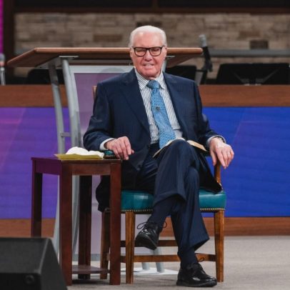 Família de evangelista pede orações após parada cardíaca de Jimmy Swaggart