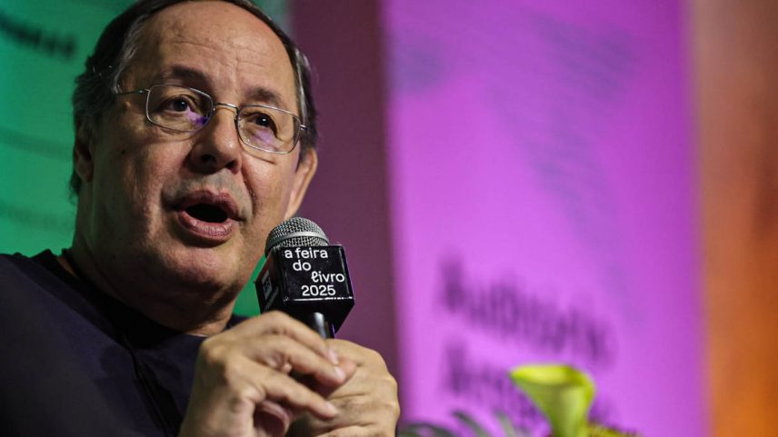 O autor Eduardo Giannetti durante bate papo na Feira do Livro de São Paulo. (Foto: Rafaela Araújo/Folhapress)