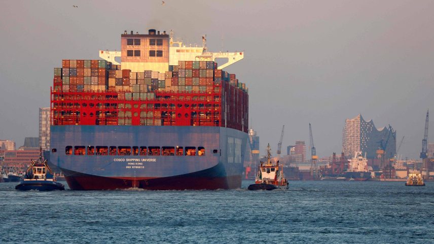 Um navio com contêineres no Porto de Hamburgo, na Alemanha (Foto: Morris Mac Matzen - 26.mar.20/AFP)