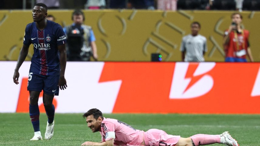 Messi fica no chão após escorregar na derrota do Inter Miami para o PSG (Foto: Franck Fife/AFP)