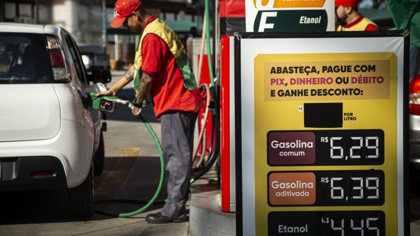 Redução do preço da gasolina pela Petrobras vai ajudar no controle da inflação (Foto: Hermes de Paula)