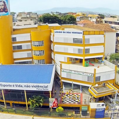 Adolescente é atingida por bala durante aula de Educação Física em escola no Rio