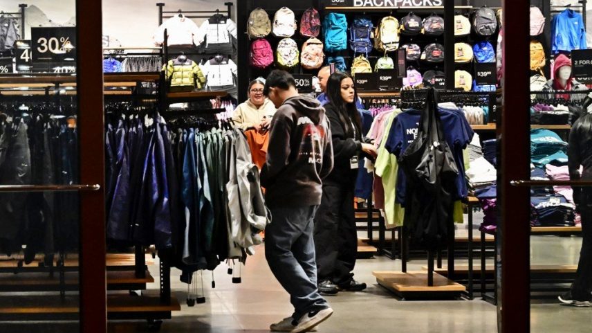 Consumidores em loja de Los Angeles, nos Estados Unidos (Foto: Frederic Brown/AFP)