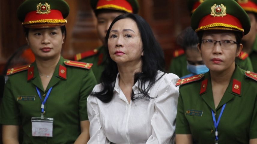 Truong My Lan durante julgamento de acusação de fraude no Vietnã (Foto: AFP)