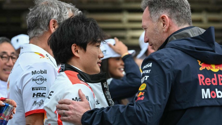 Yuki Tsunoda ao lado de Christian Horner, chefe da Red Bull (Foto: Toshifumi KITAMURA / AFP)
