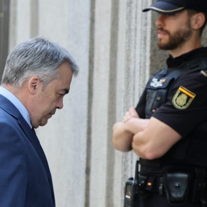 Governo espanhol enfrenta crise após prisão de ex-assessor por corrupção