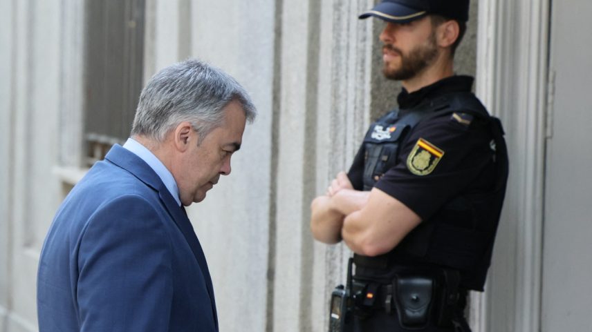Homem de confiança de Pedro Sánchez é preso por corrupção e afunda governo espanhol em crise (Foto: Thomas COEX/AFP)