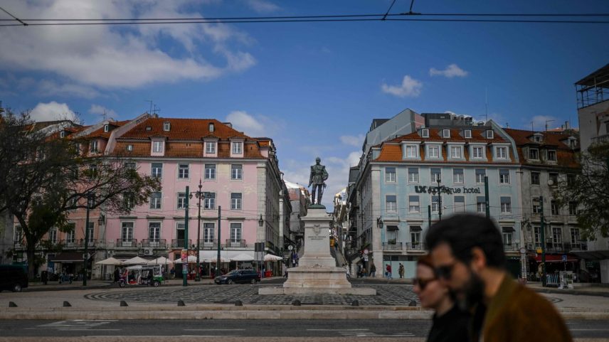 Pedestres caminham perto da Praça Duque da Terceira, em Lisboa (Foto: Patrícia de Melo Moreira/AFP)