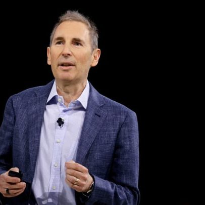 Inteligência artificial deve reduzir empregos em áreas automatizadas, afirma CEO da Amazon