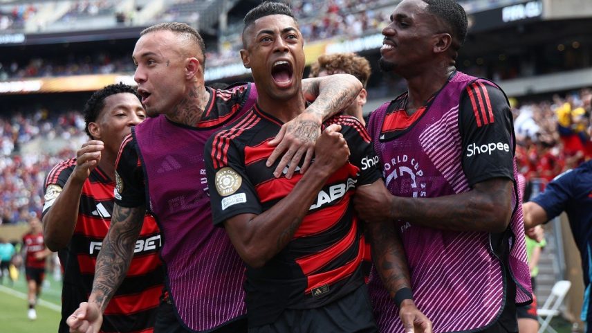 Flamengo lidera o ranking de receitas em 2024 com R$ 1,334 bilhão, tendo nos direitos de transmissão sua principal fonte de renda, representando 44,6% do faturamento total. (Foto: AFP)