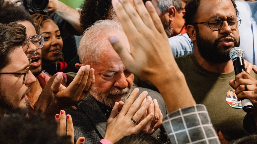 Luiz Inácio Lula da Silva durante evento de campanha para a Presidência com membros da comunidade evangélica, em São Paulo. Relações entre política e religião são exploradas no documentário 'Apocalipse nos Trópicos', de Petra Costa (Foto: Francisco Proner/Agence Vu'/Divulgação)