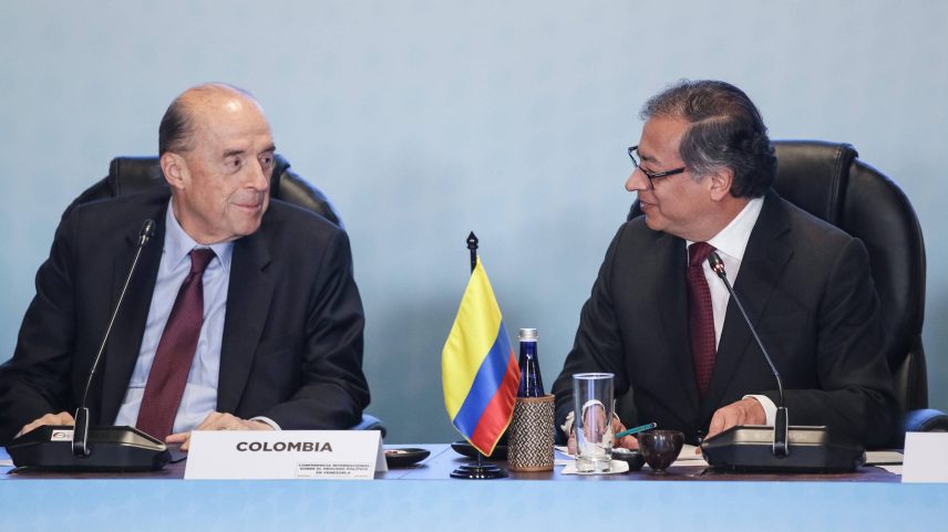 O então chanceler da Colômbia, Álvaro Leyva (esquerda), conversa com o presidente Gustavo Petro durante evento no Palácio de São Carlos, em Bogotá, capital do país - 25.abr.23/Xinhua (Foto: Xinhua)