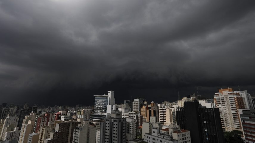 Temporal na região da Bela Vista, região central de São Paulo, em abril deste ano — Foto: Edilson Dantas / Agência O Globo