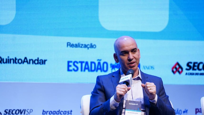 'O brasileiro faz uma casa por etapas, de acordo com a disponibilidade do crédito que ele tem' (Foto: Sergio Barzaghi/Estadão)