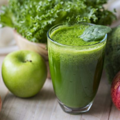 Prepare suco detox para limpar o fígado e eliminar o mau hálito