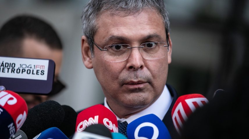 Deputado Lindbergh Farias em coletiva na Polícia Federal (Foto: Brenno Carvalho / Agência O Globo)