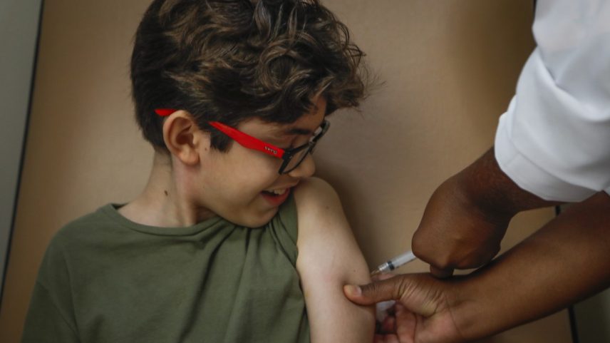 Crianças de 10 e 11 anos estão sendo imunizadas contra a dengue (Foto: Guito Moreto)