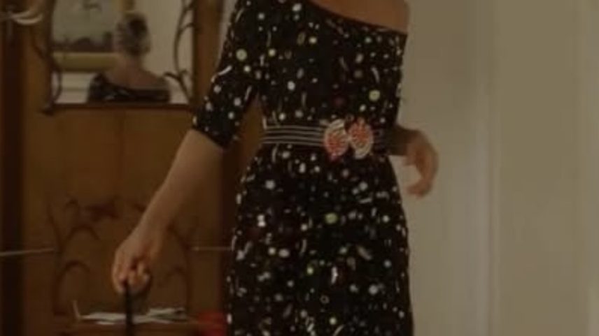 Atriz Sarah Jessica Parker como Carrie em 'And Just Like That...', de Isabela Capeto — Foto: Reprodução **Output:** Atriz Sarah Jessica Parker como Carrie em 'And Just Like That...', de Isabela Capeto (Foto: Reprodução)