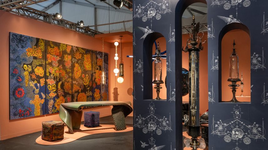 Apresentação da Wexler Gallery na Design Miami 2024, apresentando obras de Andy Paiko e Dr. Woo, Henry Bermudez, Benjamin Gillespie, Nick Missel, Feyza Kemahlioglu e Gregory Nangle. Imagem de Silvia Ros, cortesia da Wexler Gallery (Foto: Silvia Ros, Courtesy of Wexler Gallery)