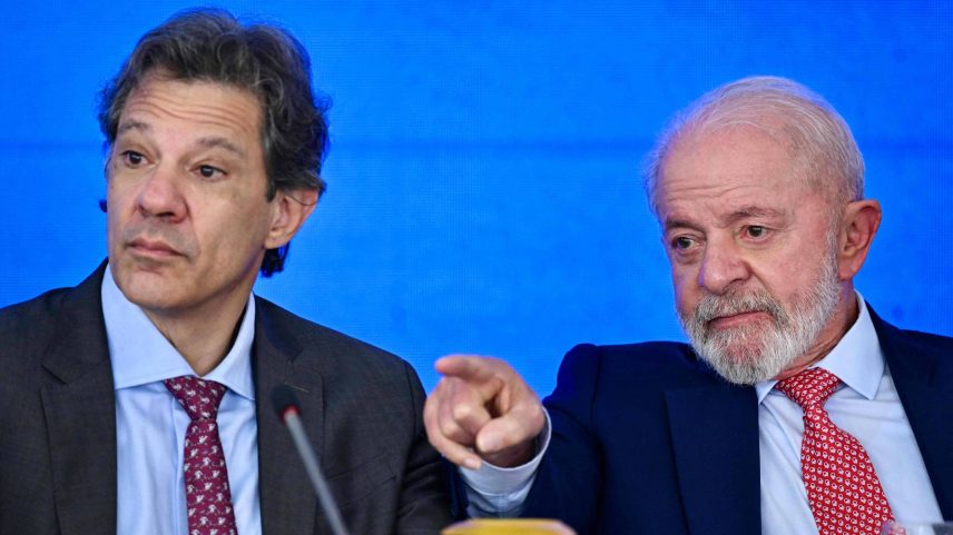 Lula e o ministro da Fazenda, Fernando Haddad, em solenidade no Palácio do Planalto (Foto: Evaristo Sa - 12.fev.25/AFP)