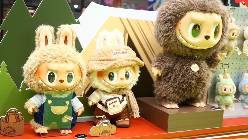 Pelúcias Labubu da linha de colecionável The Monster em vitrine na China: lançamentos se esgotam em minutos no site e provocam filas quilométricas em lojas físicas. Vendas dos bonecos saltaram 726% (Foto: Bloomberg)
