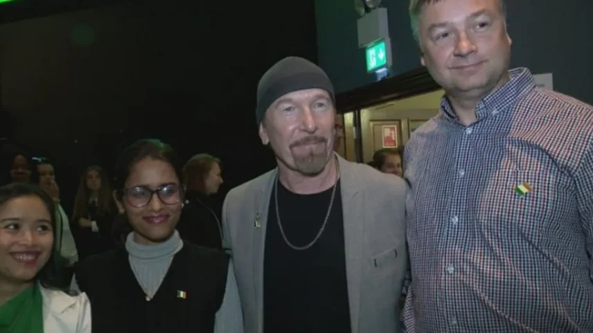 O guitarrista do U2, David Howell Evans, conhecido como The Edge, recebeu a cidadania irlandesa em uma cerimônia na segunda-feira (Foto: RTÉ)