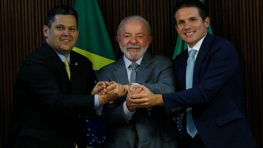 Lula assina medida provisória (MP) do setor elétrico ao lado dos presidentes do Senado, Davi Alcolumbre (União Brasil-AP), e da Câmara, Hugo Motta (Republicanos-PB) (Foto: Cristiano Mariz/Agência O Globo)