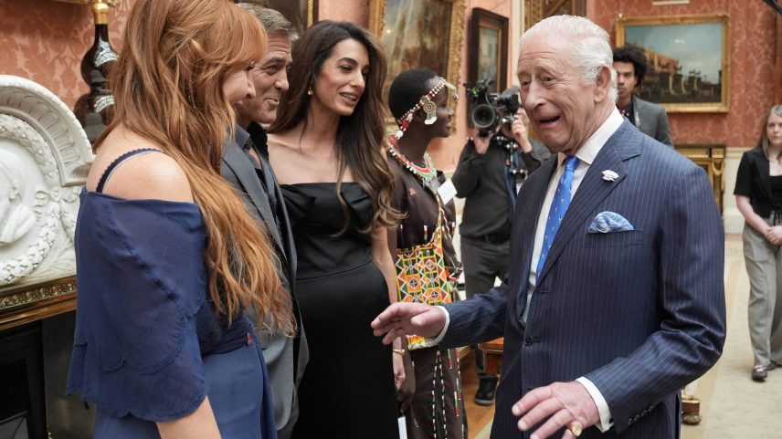 Rei Charles fala com Charlotte Tilbury, George Clooney e Amal Clooney durante recepção do King's Trust Awards 2025 (Foto: Stefan Rousseau/Reuters)