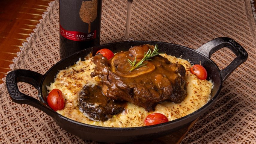 O Brasas Show serve o Ossobuco Cabernet com risoto de alho-poró por a partir de R$ 159,90 — Foto: Divulgação