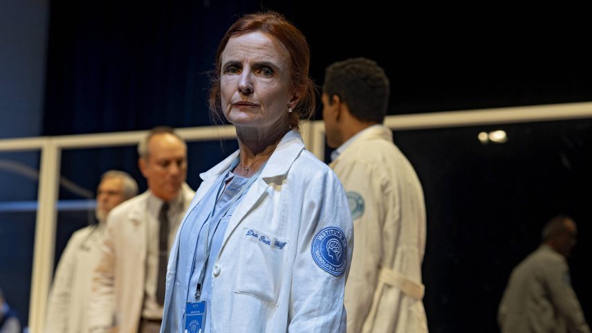 A atriz Clara Carvalho em cena do espetáculo 'A Médica', em cartaz no auditório do Masp (Foto: Ronaldo Gutierrez/Ronaldo Gutierrez/Divulgação)