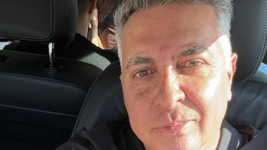 Álvaro Damião (União Brasil) em um dos veículos que atravessou a Jordânia, conseguido pela cooperação entre o país e o governo brasileiro (Foto: Arquivo pessoal)