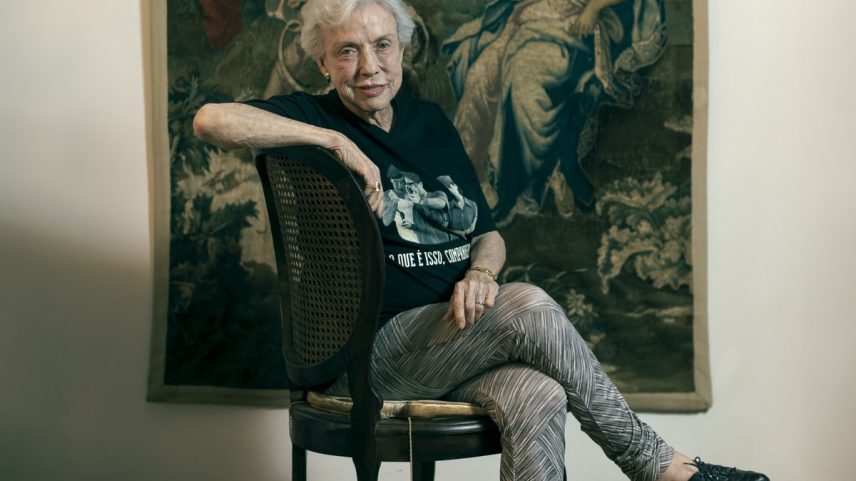 Produtora Lucy Barreto, de 92 anos, na sala de seu apartamento no Parque Guinle, em Laranjeiras, Zona Sul do Rio (Foto: Leo Martins / Agencia O Globo)