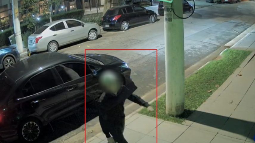 Suspeito descendo de carro em direção a condomínio (Foto: Reprodução/Gabriel)