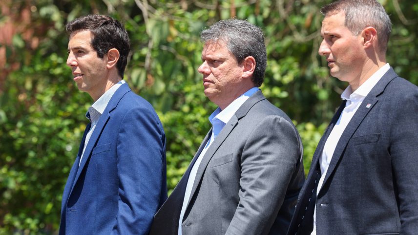 Governador Tarcísio de Freitas ao lado dos secretários Renato Feder (Educação) e Guilherme Derrite (Segurança Pública) (Foto: Danilo Verpa - 23.out.2023/Folhapress)