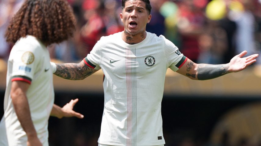 Enzo Fernandez reclama com Cucurella durante derrota do Chelsea para o Flamengo, no Mundial (Foto: Kyle Ross/Reuters)