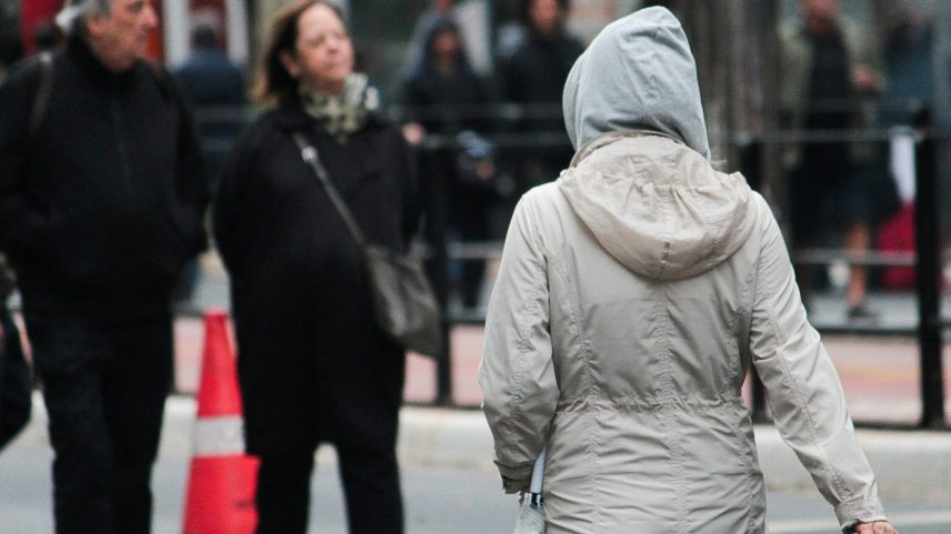 Pedestres se protegem do frio na Avenida Paulista, região central de São Paulo (Foto: Gabriel Silva/Ato Press/Estadão Conteúdo)