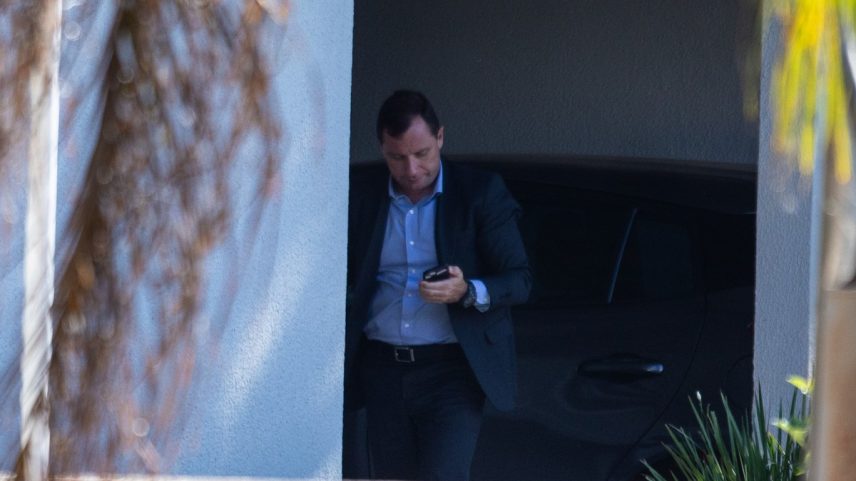 Mauro Cid chega em sua casa no Setor Urbano Militar, em Brasília, após prestar depoimento à Polícia Federal (Foto: Brenno Carvalho / Agência O Globo)
