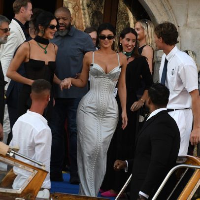 Kylie Jenner é criticada por vestido "quase branco" em casamento de Bezos