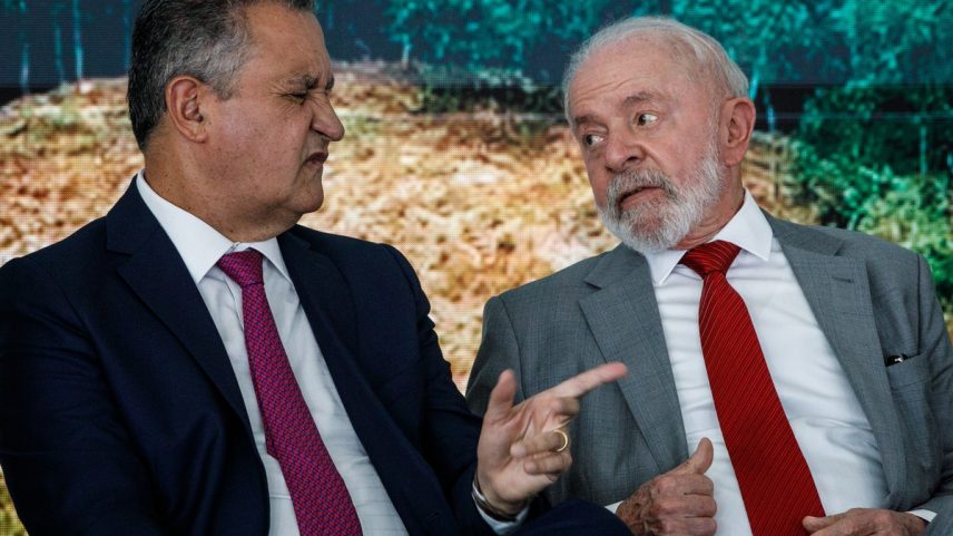 Presidente Lula e Rui Costa na Cerimônia de assinatura do contrato de concessão da BR-381 (Foto: Brenno Carvalho / Agência O Globo)