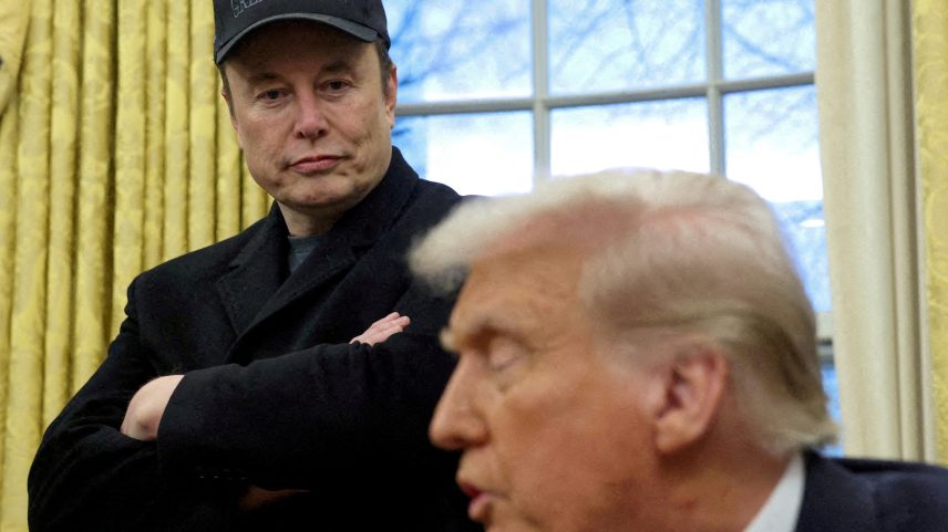 Elon Musk ouve o presidente dos EUA, Donald Trump, falar no Salão Oval da Casa Branca em Washington, D.C., EUA (Foto: Kevin Lamarque/REUTERS)