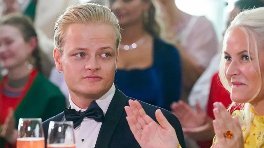 Marius Borg Høiby sentado ao lado de sua mãe, a princesa herdeira norueguesa Mette-Marit, em um evento em 2022 (Foto: Getty Images)