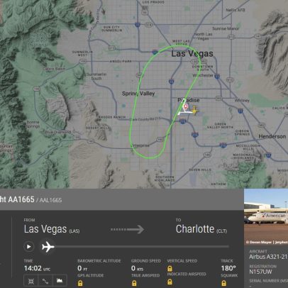 Fumaça preta é vista saindo do motor de avião em Las Vegas